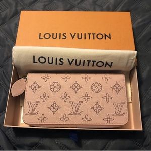 Louis Vuitton new in box pink Mahina Zippy wallet